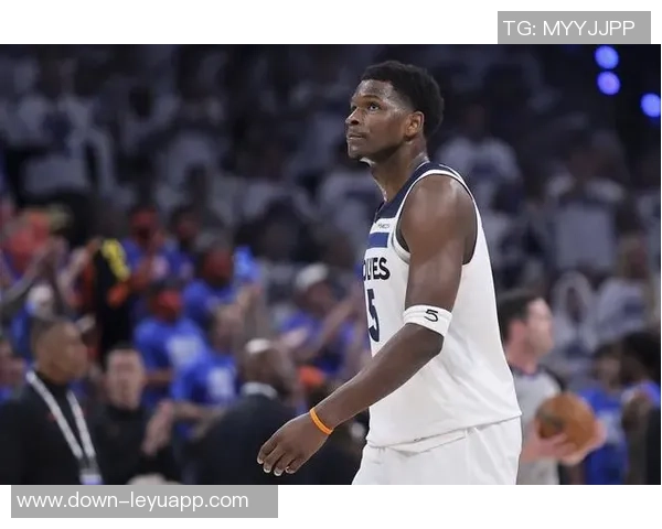 外线火力全开爱德华兹三节狂砍37分三分球命中率高达583